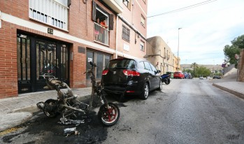 Cinco veh&iacute;culos afectados tras el incendio provocado de dos motos en la calle Luis Bu&ntilde;uel