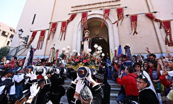 La devoci&oacute;n protagoniza la primera ma&ntilde;ana de Moros y Cristianos
