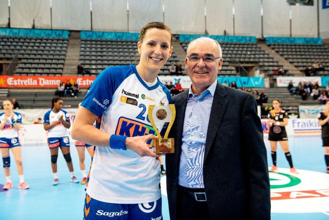 La jugadora Laura Steinbach recibe el Trofeo "Vicen Muñoz" La jugadora Laura Steinbach recibe el Trofeo "Vicen Muñoz"