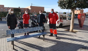 Petrer instala seis bancos creados con los tapones reciclados por la ciudadan&iacute;a