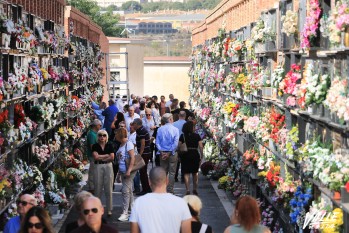 La poblaci&oacute;n recuerda a sus seres queridos en el D&iacute;a de Todos los Santos