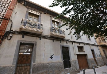La fachada de la casa del autor del "Himno a Elda" se protege de su derribo por voluntad familiar