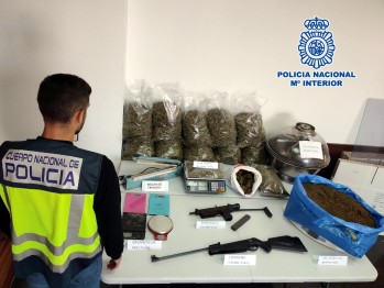 Encuentran un subfusil y 30 kilos de marihuana en un campo de Elda