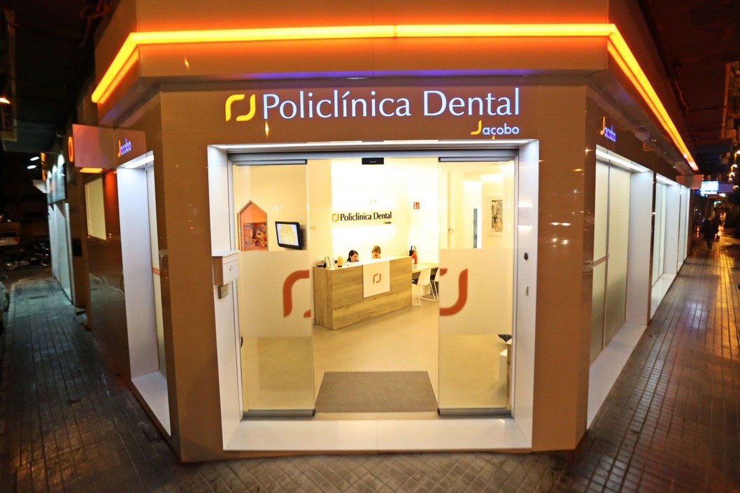 Policlínica Dental Jacobo se distingue porque todos sus especialistas disponen de Máster Universitario en su especialidad Policlínica Dental Jacobo se distingue porque todos sus especialistas disponen de Máster Universitario en su especialidad