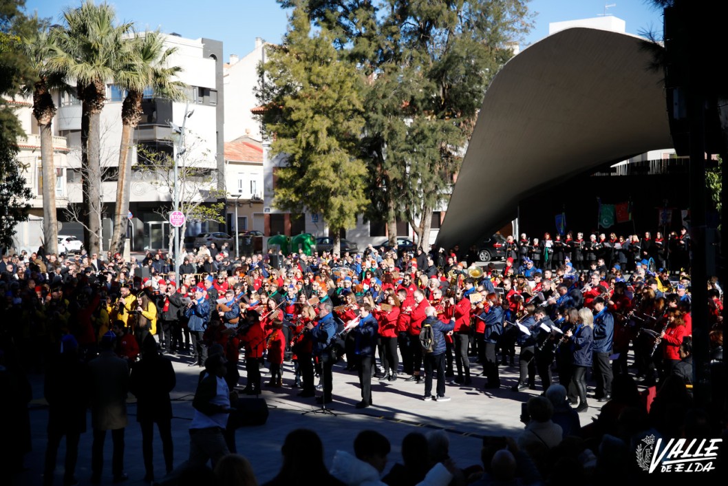 Las collas llenan las calles de mil colores
