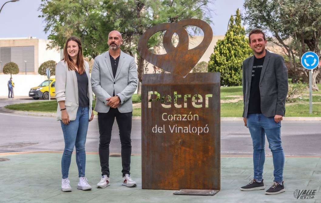 Una escultura de “Petrer, corazón del Vinalopó” con material reciclado en Felive V Una escultura de “Petrer, corazón del Vinalopó” con material reciclado en Felive V