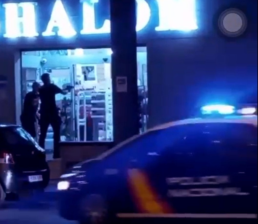 La Policía Nacional dispara a un hombre que portaba un hacha para reducirlo tras realizar tocamientos a una menor La Policía Nacional dispara a un hombre que portaba un hacha para reducirlo tras realizar tocamientos a una menor