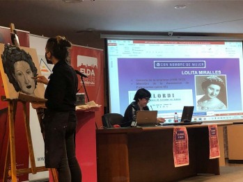 El Museo del Calzado recibe el cuadro de la empresaria Lolita Miralles realizado por Ana Ort&iacute;n