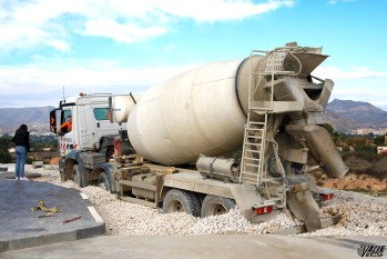 Una hormigonera queda atrapada en uno de los aparcamientos disuasorios a la salida de Elda