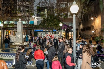 La Plaza Sagasta se ti&ntilde;e de lila con motivo del 25N
