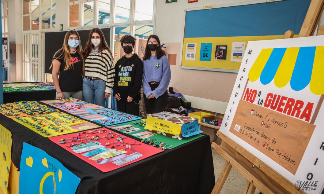Alumnos de La Melva hacen un mercadillo solidario a beneficio de Ucrania Alumnos de La Melva hacen un mercadillo solidario a beneficio de Ucrania