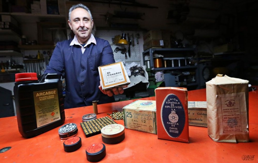 La Armería, comercio dedicado a la compra y venta de armas fundado por Ramón Albero padre La Armería, comercio dedicado a la compra y venta de armas fundado por Ramón Albero padre