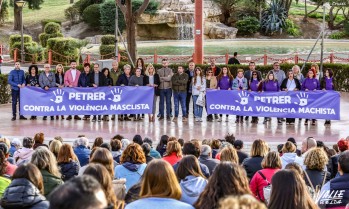 El Campet se queda peque&ntilde;o durante la concentraci&oacute;n en repulsa por la violaci&oacute;n de una menor en Petrer