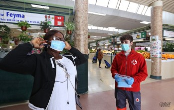 Cruz Roja Elda reparte mascarillas entre la poblaci&oacute;n