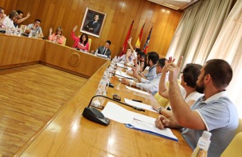 Los concejales de Elda despachan su &uacute;ltimo pleno en un minuto