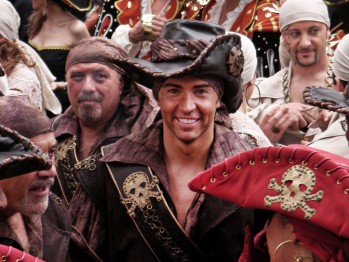 David Meca destaca de los Moros y Cristianos "el buen rollo y que se vivan en la calle"