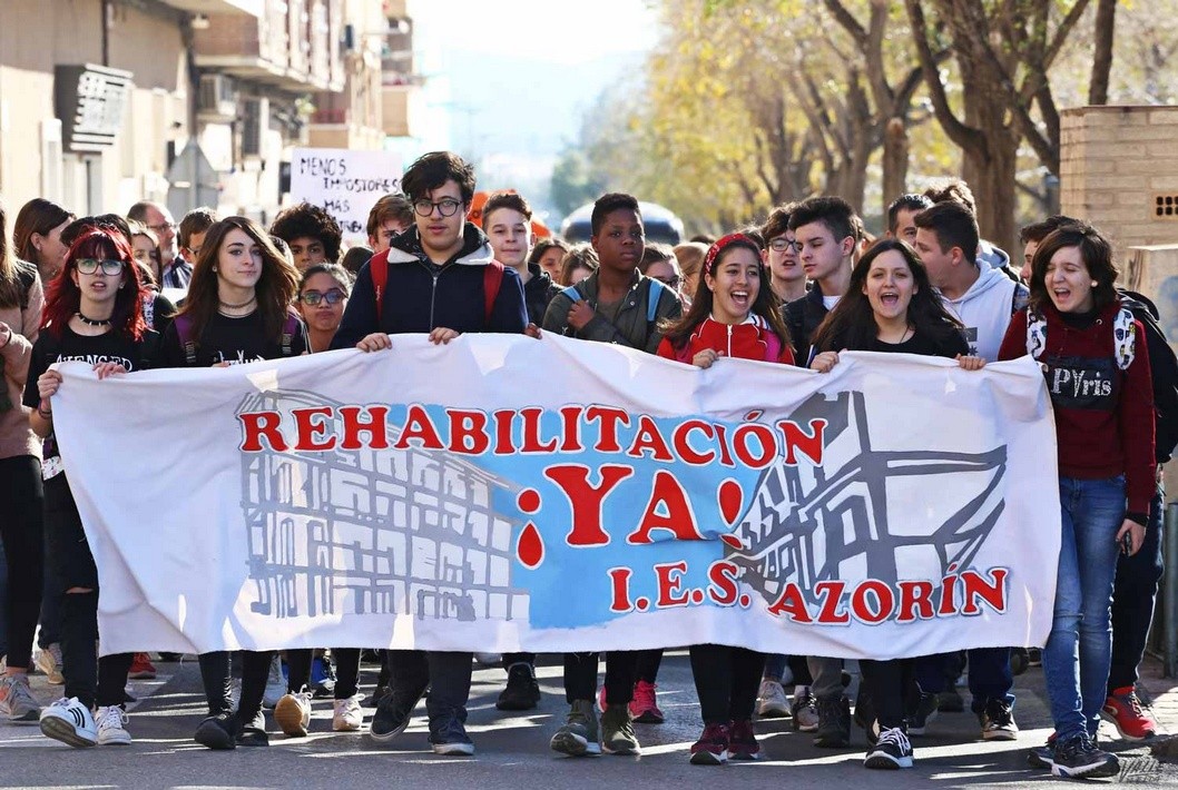 Los alumnos del IES Azorín salen a las calles de Petrer para exigir que se retomen las obras del centro Los alumnos del IES Azorín salen a las calles de Petrer para exigir que se retomen las obras del centro