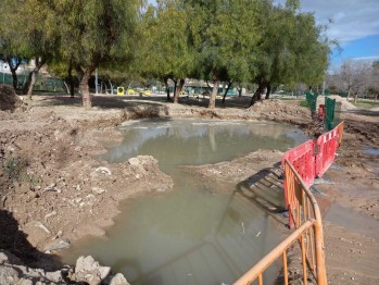 Una tuber&iacute;a de Aguas de Novelda origina "un lago" en Elda