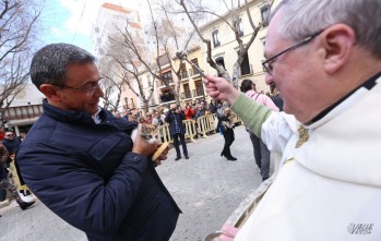 Cientos de mascotas reciben la bendici&oacute;n de San Ant&oacute;n en Petrer