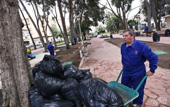 Se adecenta el parque Adolfo Su&aacute;rez gracias al plan de empleo