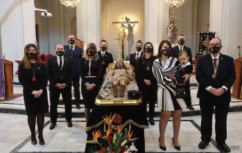 El Santo Sepulcro inviste a diez nuevos cofrades tras un a&ntilde;o de vac&iacute;o por la pandemia