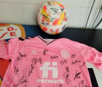 El Grupo Abril rifa una camiseta y un bal&oacute;n firmados por toda la plantilla del CD Eldense