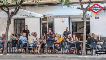 El Bar Madrid cuenta con una amplia terraza para disfrutar de su cocina al aire libre