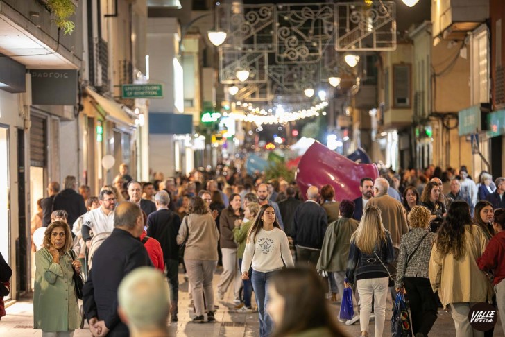 Grandes descuentos, m&uacute;sica y calles peatonales: Elda triunfa con su tercera Shopping Night