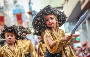 El Desfile Infantil derrocha alegr&iacute;a y color en las calles de Elda