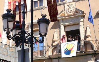 Una pancarta anuncia desde el Ayuntamiento el D&iacute;a Nacional de las Lenguas de Signos