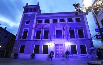 Elda y Petrer homenajean al personal sanitario con la iluminaci&oacute;n de sus edificios emblem&aacute;ticos