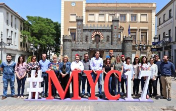 La corporaci&oacute;n municipal posa junto al "hashtag" de Moros y Cristianos #MyC17