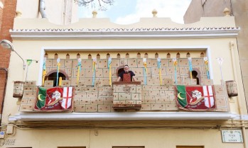 Un balc&oacute;n se convierte en el Castillo de Embajadas de Petrer