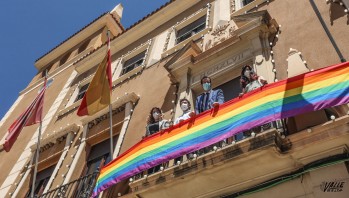 Elda cuelga la bandera arco&iacute;ris para celebrar el D&iacute;a del Orgullo