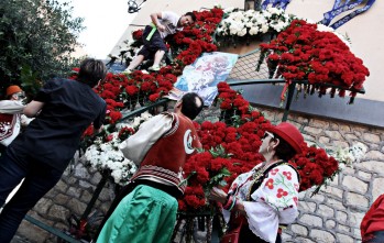 Las festeras y San Ant&oacute;n destacan en el domingo de Moros y Cristianos