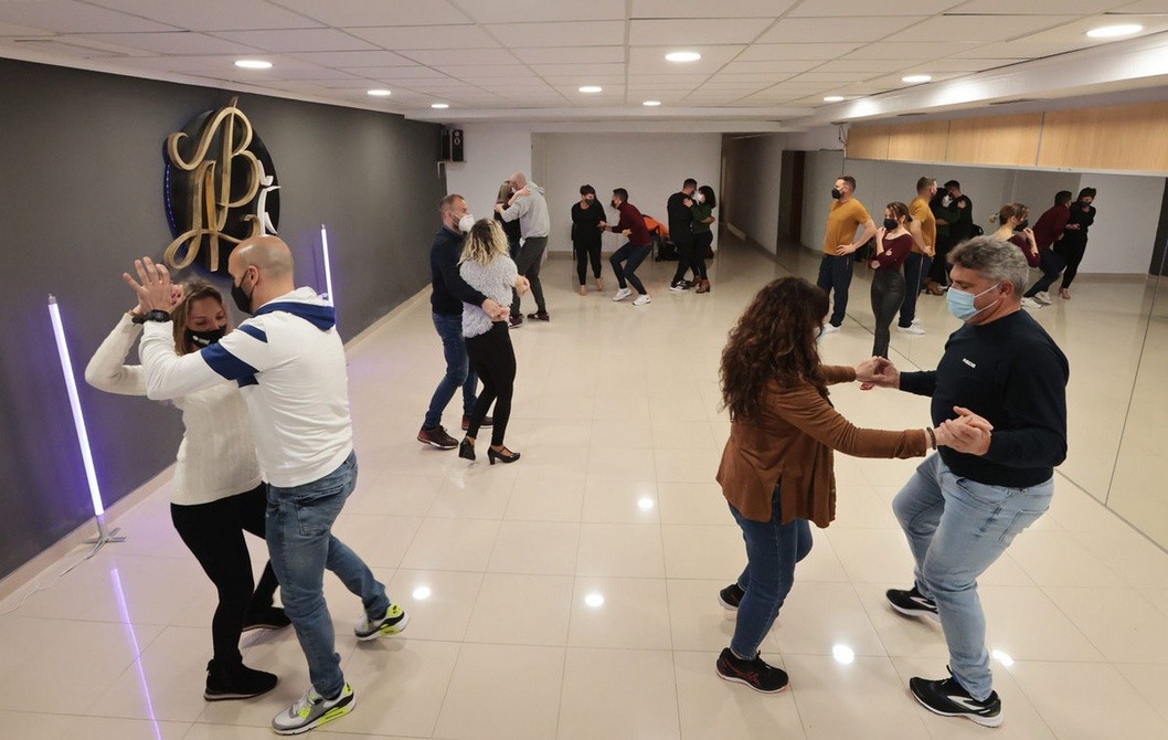 Academia Bailas oferta clases de baile español matutinas para mayores Academia Bailas oferta clases de baile español matutinas para mayores