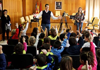 Un centenar de alumnos de Educaci&oacute;n Infantil del colegio Padre Manj&oacute;n conocen el Ayuntamiento