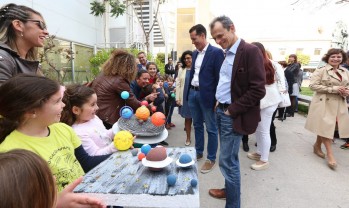 Pedro Duque se re&uacute;ne con escolares de Elda y dona unas zapatillas espaciales al Museo del Calzado