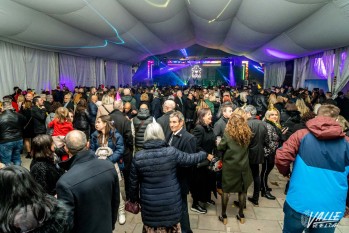 Cientos de personas dan la bienvenida al 2024 en la Plaza Castelar