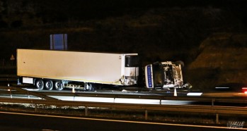 Un cami&oacute;n vuelca tras hacer la "tijera" en la A-31