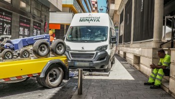 Una furgoneta queda atrapada encima de un bolardo en el centro de Elda