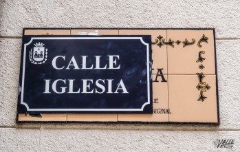 Arrancan y tapan algunas placas cer&aacute;micas del casco hist&oacute;rico al colocar las nuevas