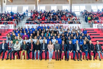 Elda homenajea al balonmano femenino
