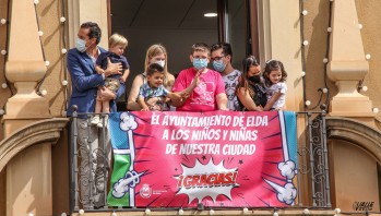 El alcalde califica de "superh&eacute;roes" a los escolares por su excelente comportamiento en un curso marcado por la pandemia