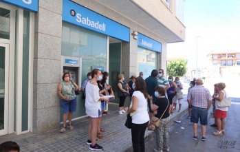 El Ayuntamiento de Petrer retira dos millones de euros del Sabadell por el cierre de una de sus oficinas en la localidad