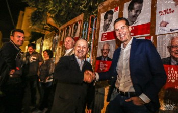 La tradicional pegada de carteles inicia la campa&ntilde;a esta medianoche