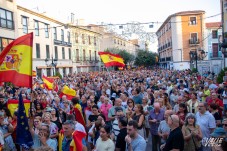 Miles eldenses muestran su apoyo a Ceuta llenando la calle Col&oacute;n
