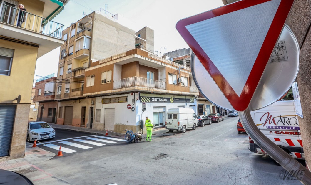 Concluye la renovación de la calle Navarra, que ahora tiene preferencia de bajada Concluye la renovación de la calle Navarra, que ahora tiene preferencia de bajada