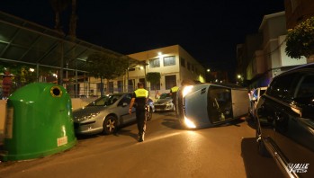 Un conductor abandona su coche tras volcar en Elda