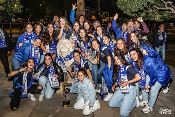 Las leonas celebran la vuelta a la &eacute;lite del balonmano